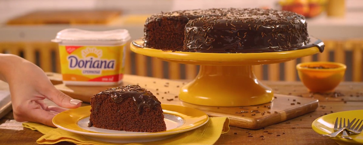 BOLO DE CHOCOLATE DE FESTA, SIMPLES COM COBERTURA QUE NÃO VAI AO FOGO